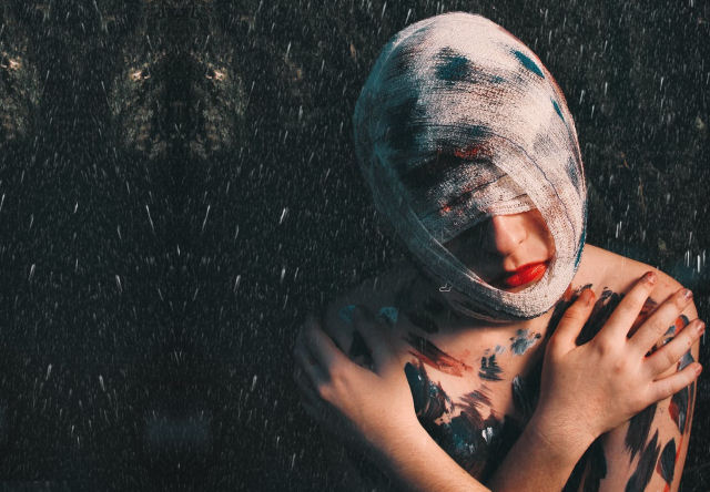 Stress-Resilienz: Frau mit Maske