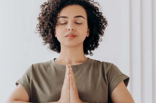Gelassenheit lernen: Frau beim Meditieren