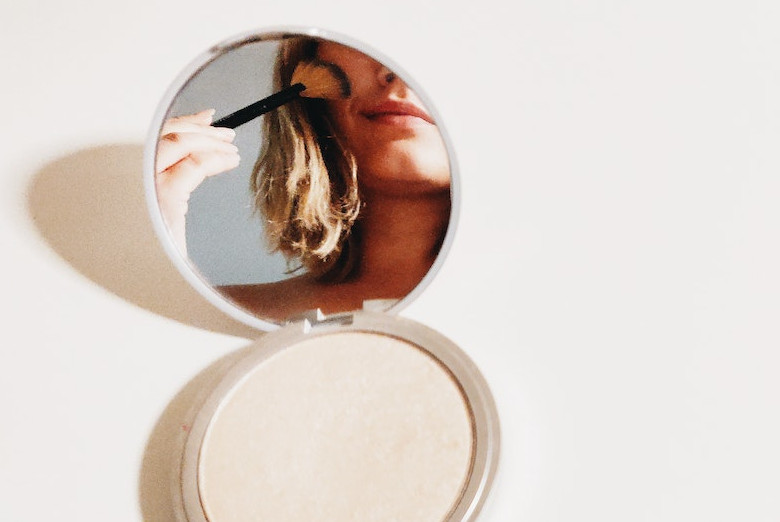 Make-up-Spiegel: Was sind die Ursachen von Dysmorphophobie?