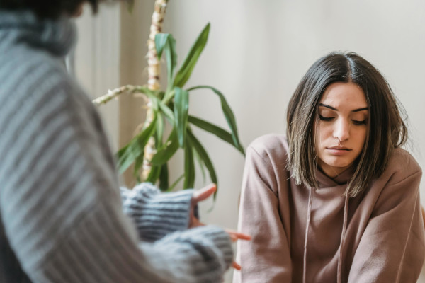 Frau mit unglücklichem Gesicht: Sie hat Schuld- und Schamgefühle